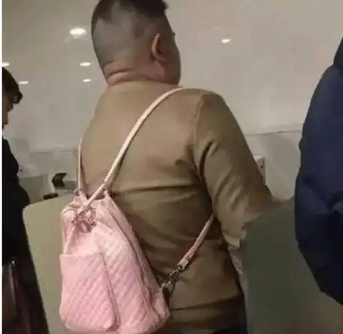  搞笑gif段子妹子玩的很欢快,骚年看清了吗