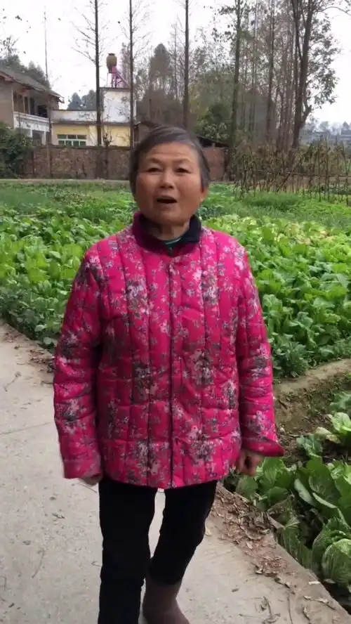 搞笑婆婆来了婆婆这么大年龄了,好幽默  搞笑婆婆来了婆婆这么大年龄了,好幽默