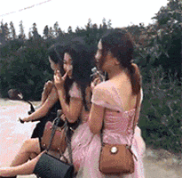  搞笑gif姑娘,你这样做,就是想证明你很瘦吗