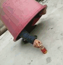  搞笑段子跟几个朋友吃火锅,羊肉吃完了盘子里剩下很多血水