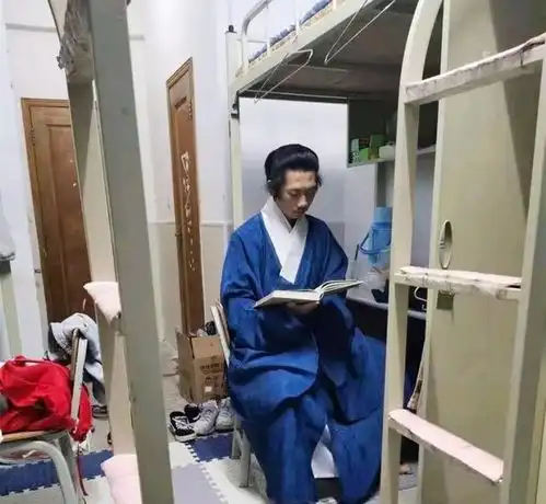  搞笑图片开会有多无聊他才会抄写矿泉水瓶上的那些小字和附图