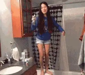  同班校花裤兜里的钱要掉了,如何提醒她呢哈哈哈