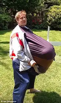  美国两男孩恶搞伪装成一个人看电影逃票