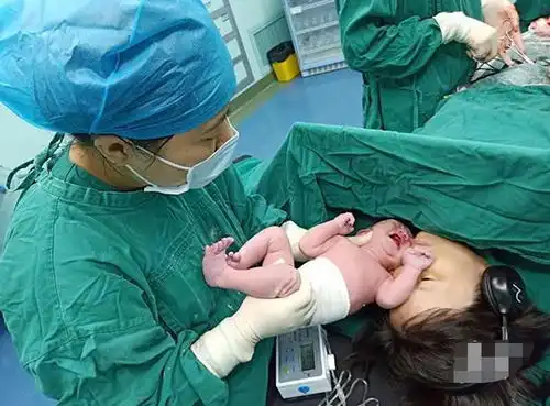  山竹风多大宝宝刚出生紧抓医生腰带不撒手,一定是怕被台风刮跑