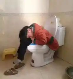 这孩子被便秘给整的,都睡着了