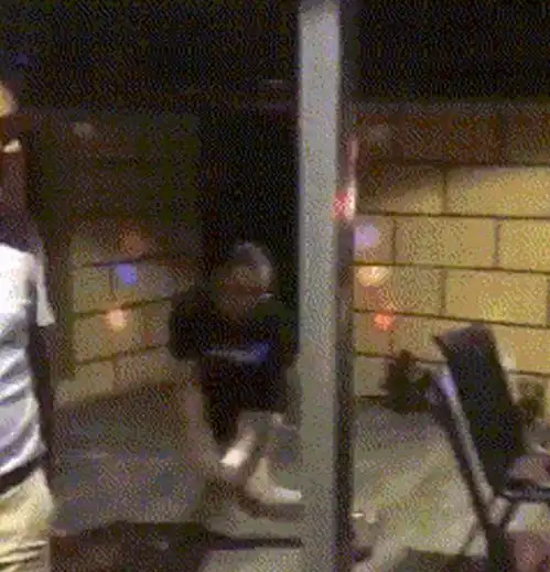  精彩gif兄弟是不是觉得自己的裤衩很紧啊,这样也是逗比无疑了