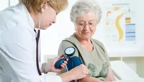 老年人吃药图片