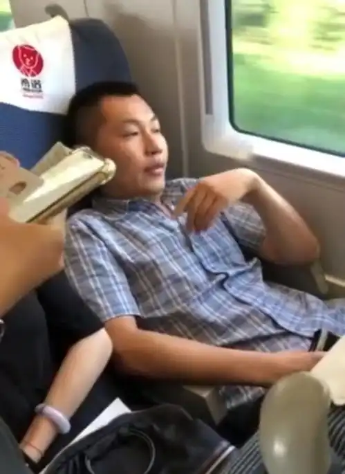  那个在高铁上葛优瘫的孙博士,上次霸座,这次又霸网