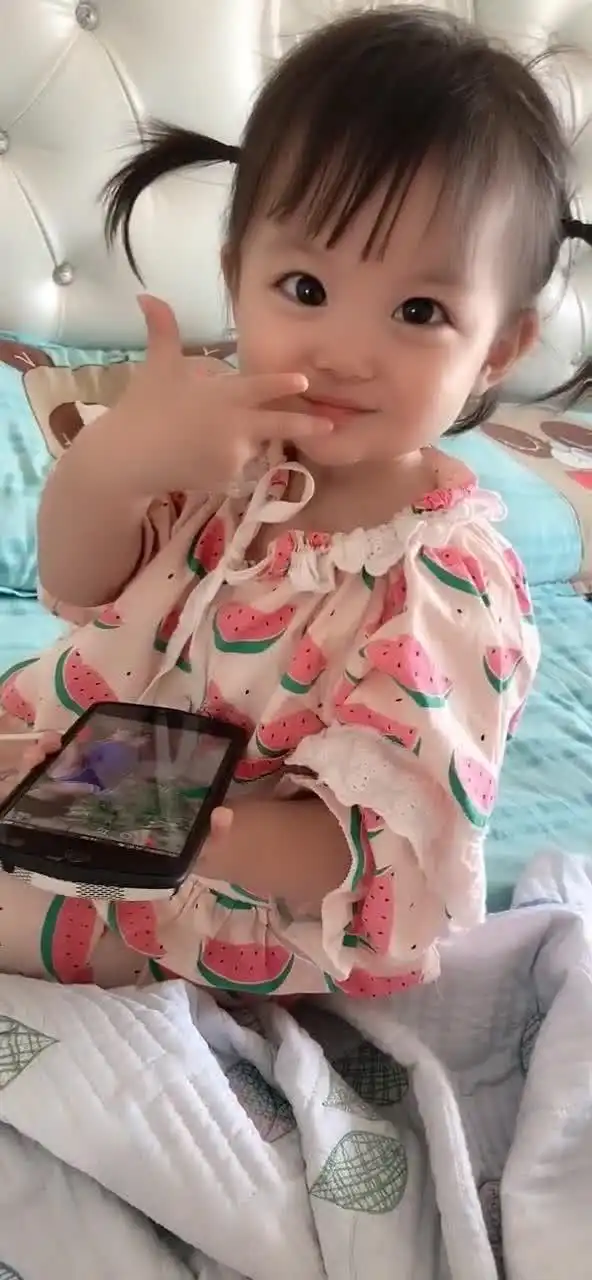  小娃娃,我只想知道你妈妈张什么样