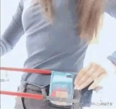 搞笑图片姑娘,别过分了,你那手机用不着这么大的锁吧  搞笑图片姑娘,别过分了,你那手机用不着这么大的锁吧