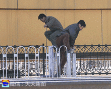  爆笑gif图钻护栏都钻出花样了