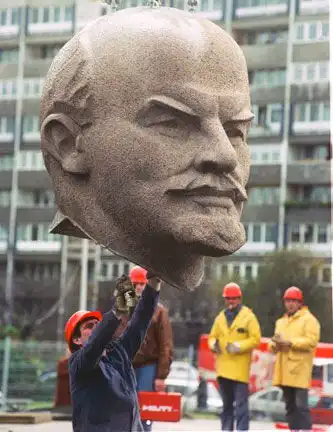 列宁头像雕塑在柏林重见天日1991年被摧毁掩埋  列宁头像雕塑在柏林重见天日1991年被摧毁掩埋