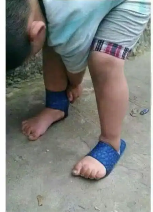 搞笑趣图宝宝为什么会吐奶会不会是因为你抱他的姿势不正确  搞笑趣图宝宝为什么会吐奶会不会是因为你抱他的姿势不正确