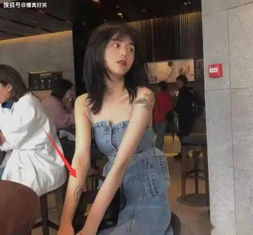  搞笑gif趣图大哥你这表情也太夸张了,有这么疼吗