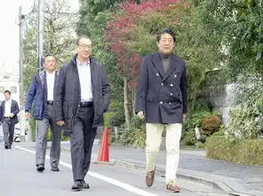  安倍东京闹市逛街东京涩谷区与路人合影