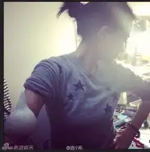  王菲罕见搞怪私房照手持宝剑天真犯二扮侠女