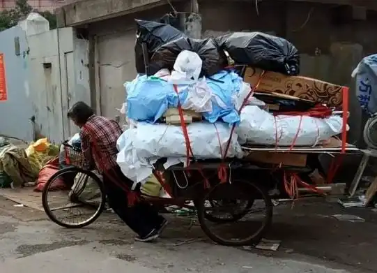 八十老汉骑三轮收废品,开豪车的儿子竟也来帮忙,众人愣了  八十老汉骑三轮收废品,开豪车的儿子竟也来帮忙,众人愣了