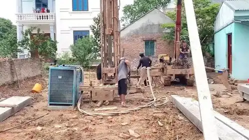 现在的盖房打地基,都用水泥桩手工打桩,这种搞法还真不多见  现在的盖房打地基,都用水泥桩手工打桩,这种搞法还真不多见