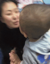  搞笑gif趣图女汉子就是不一样,如此尴尬瞬间也要发朋友圈