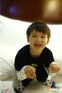 爸爸4亮仔搞怪做鬼脸被窝照软萌似猫咪组图  爸爸4亮仔搞怪做鬼脸被窝照软萌似猫咪组图