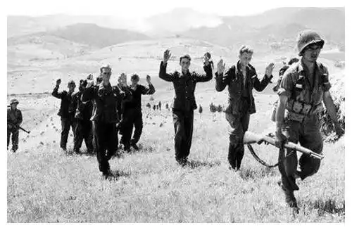 一支以搞笑出名的外国军队拒绝我投降,我就打到你接受我投降  一支以搞笑出名的外国军队拒绝我投降,我就打到你接受我投降