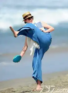  安妮海瑟薇现海滩戏水写真休闲穿着尽显居家时尚