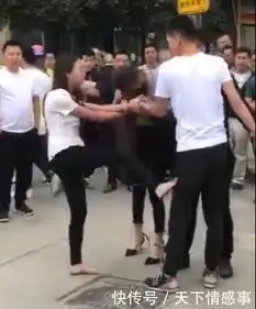  女子当街抓到老公与小三约会,男子对自己的老婆这样做