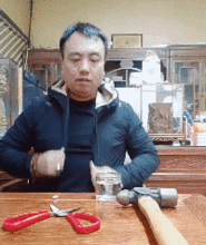  搞笑gif兄弟,你这是告诉别人别打你项链的主意吗