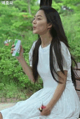  搞笑gif段子在教室里做怪动作的女同学