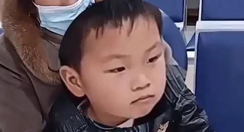  湖南一男孩知道妈妈的职业后,表情一言难尽,妈妈幸好是亲生的