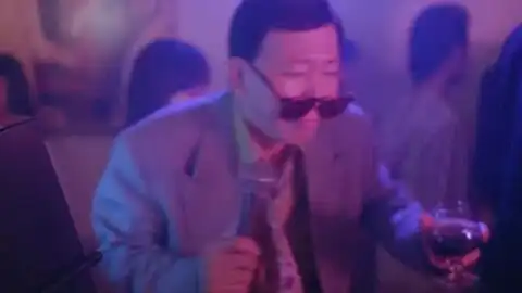  老表发钱寒小伙三人伪装富商泡妞,各位大佬前来捣乱,太搞笑了