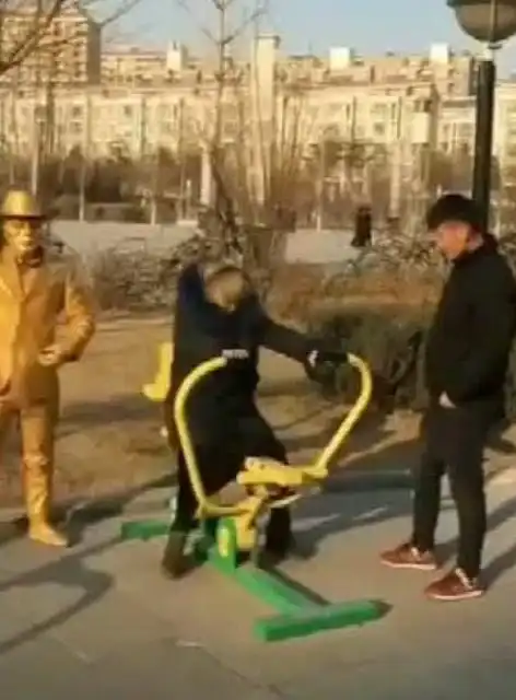  爆笑小金人铜人,看一遍笑的腿抽筋