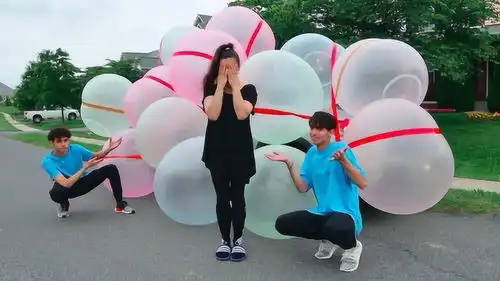  熊孩子在老妈车子上绑满气球,老妈看到时什么反应一起见识下