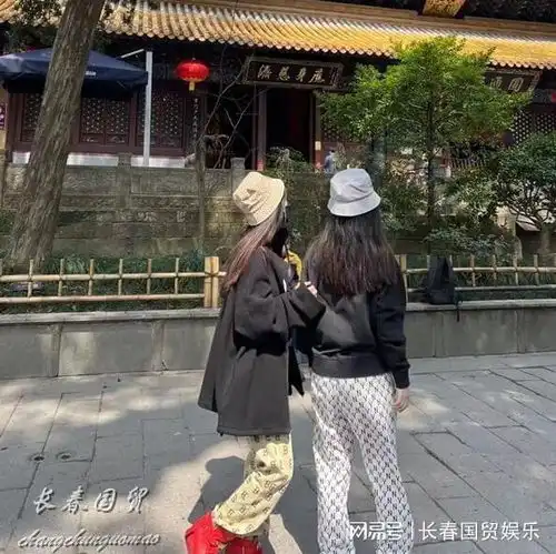  by2现身普陀山拜佛祈福,双手合十满脸虔诚