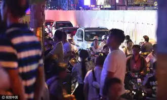  洛阳街头现比基尼秀路人围观交通瘫痪