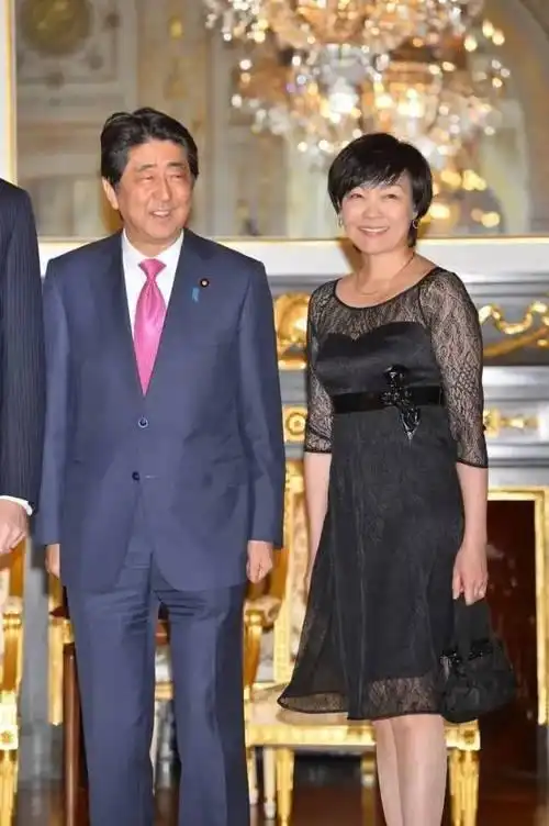  安倍晋三宠妻35年,去世半年后妻子不再任性,回乡下开店种地
