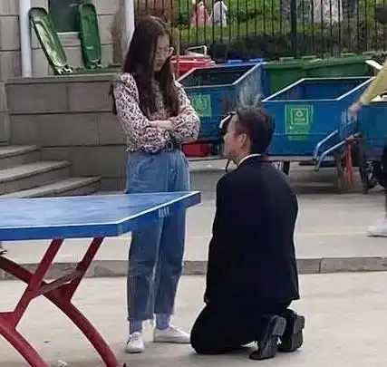  搞笑图片夏天女生买饮料,遇见打暑假工的男同学