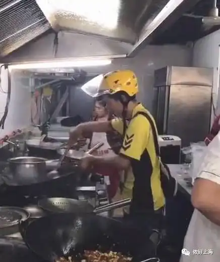  爆笑想不到吧你的外卖很有可能是快递小哥炒的