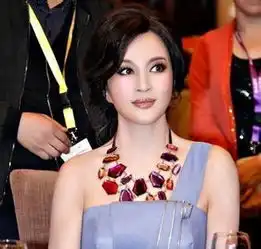  她9次登上央视春晚被称为国民媳妇,逆生长似少女
