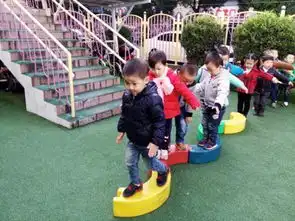  胜幼快乐锻炼独木桥上真快乐