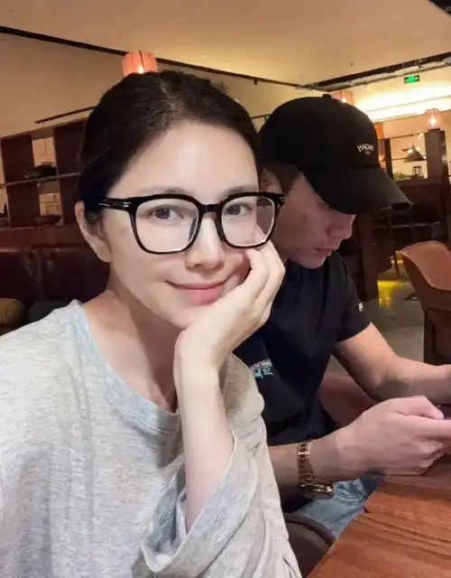 杜淳妻子烫伤后首露面抱着女儿美美出镜,本人坦言水泡还没消
