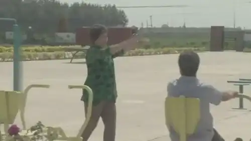  大爷大妈互相炫耀,没想到竟这么搞笑