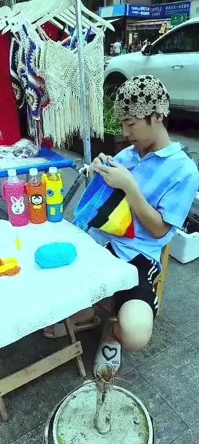  有趣的地摊,男人玩针织