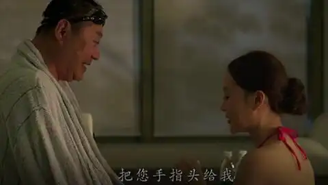  李小璐泳装的身材真是好,看范伟的表情就知道了