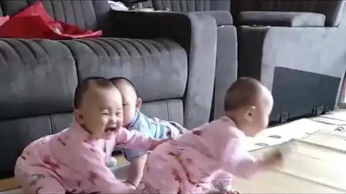  龙凤三胞胎妹妹抢到东西就想跑,想不到老二紧追不放,真是太搞笑了