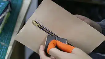  皮具教程手工染色起鼓手拿包