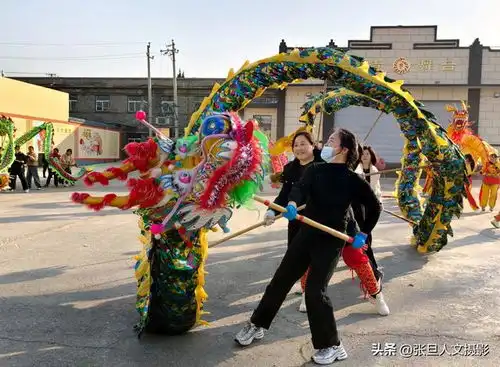  山西襄汾正月十三的邓庄镇闹社火舞龙舞狮扭秧歌敲锣打鼓登高塔