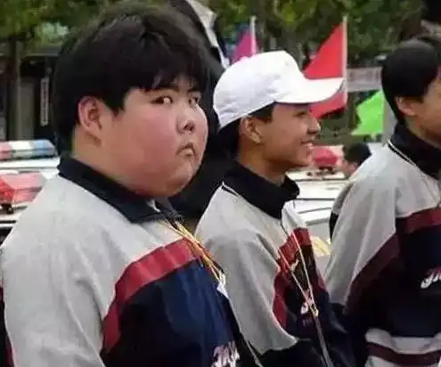  网络恶搞第一人网络小胖近照曝光,头发稀疏略显油腻