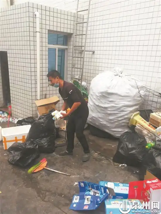 说好800元他只收500元收废品小伙获众网友点赞  说好800元他只收500元收废品小伙获众网友点赞