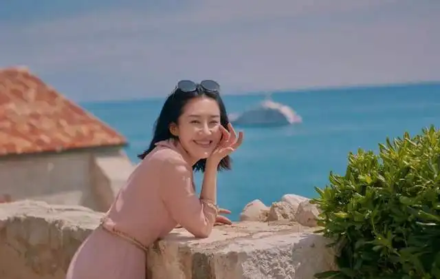  51岁许晴,身材火辣不输年轻小姑娘,为何至今单身
